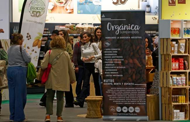 Queen Letizia, surprise attendee in the crowd at the BioCultura Fair Queen Dona Letizia during her visit to the BioCultura fair held at Ifema, November 6, 2025, in Madrid Spain BioCultura is the most important fair of organic products and responsible consumption in Spain with more than 500 exhibitors and 50 000 visitors FERIA CASA REAL REINA Madrid Madrid Madrid Espana  Copyright: xJosexVelascox 7081764