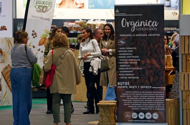 Queen Letizia, surprise attendee in the crowd at the BioCultura Fair Queen Dona Letizia during her visit to the BioCultura fair held at Ifema, November 6, 2025, in Madrid Spain BioCultura is the most important fair of organic products and responsible consumption in Spain with more than 500 exhibitors and 50 000 visitors FERIA CASA REAL REINA Madrid Madrid Madrid Espana  Copyright: xJosexVelascox 7081766