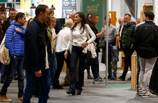 Queen Letizia, surprise attendee in the crowd at the BioCultura Fair Queen Dona Letizia during her visit to the BioCultura fair held at Ifema, November 6, 2025, in Madrid Spain BioCultura is the most important fair of organic products and responsible consumption in Spain with more than 500 exhibitors and 50 000 visitors FERIA CASA REAL REINA Madrid Madrid Madrid Espana  Copyright: xJosexVelascox 7081769