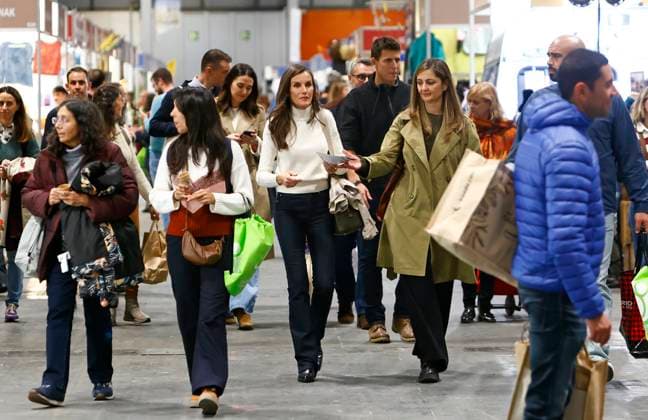 Queen Letizia, surprise attendee in the crowd at the BioCultura Fair Queen Dona Letizia during her visit to the BioCultura fair held at Ifema, November 6, 2025, in Madrid Spain BioCultura is the most important fair of organic products and responsible consumption in Spain with more than 500 exhibitors and 50 000 visitors FERIA CASA REAL REINA Madrid Madrid Madrid Espana  Copyright: xJosexVelascox 7081822