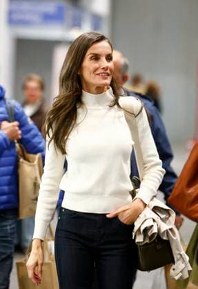Queen Letizia, surprise attendee in the crowd at the BioCultura Fair Queen Dona Letizia during her visit to the BioCultura fair held at Ifema, November 6, 2025, in Madrid Spain BioCultura is the most important fair of organic products and responsible consumption in Spain with more than 500 exhibitors and 50 000 visitors FERIA CASA REAL REINA Madrid Madrid Madrid Espana  Copyright: xJosexVelascox 7081826