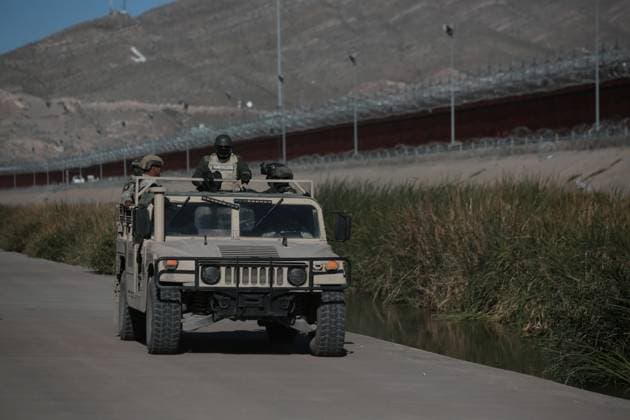 Mexican Army conduct search operation at border between Ciudad Juarez and El Paso CIUDAD JUAREZ , MEXICO - 6 NOVEMBER : Elements of the Mexican Army conducted a search operation near the border fence between Ciudad Juarez and El Paso, looking for possible underground tunnels connecting the border. After inspecting a culvert, the soldiers found a metal ladder, which was seized, on November 06, 2025. They notified U.S. authorities, who are searching for a connection to the United States. Christian Torres Anadolu Ciudad Juarez Mexico. Editorial use only. Please get in touch for any other usage.  Copyright: x2025xAnadoluxChristianxTorresx