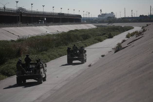 Mexican Army conduct search operation at border between Ciudad Juarez and El Paso CIUDAD JUAREZ , MEXICO - 6 NOVEMBER : Elements of the Mexican Army conducted a search operation near the border fence between Ciudad Juarez and El Paso, looking for possible underground tunnels connecting the border. After inspecting a culvert, the soldiers found a metal ladder, which was seized, on November 06, 2025. They notified U.S. authorities, who are searching for a connection to the United States. Christian Torres Anadolu Ciudad Juarez Mexico. Editorial use only. Please get in touch for any other usage.  Copyright: x2025xAnadoluxChristianxTorresx