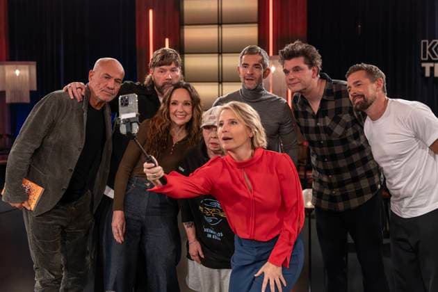 Kölner Treff on November 06, 2025 From left to right taking the traditional selfie Actor Heiner Lauterbach, Irish rock star Rea Garvey, cabaret artist Carolin Kebekus, author and activist Linda Rennings, host duo Susan Link and Micky Beisenherz