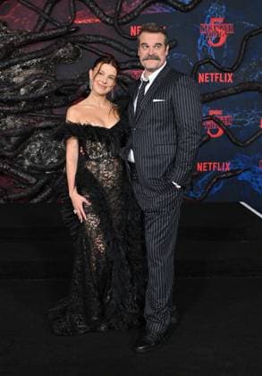 ˜Stranger Things 5™ World Premiere Millie Bobby Brown and David Harbour arriving to Stranger Things 5™ world premiere held at the TCL Chinese Theatre on November 6, 2025 in Hollywood, Ca. Hollywood TCL Chinese Theatre California USA Copyright: xLisaxOConnor xAFF-USA.COMx