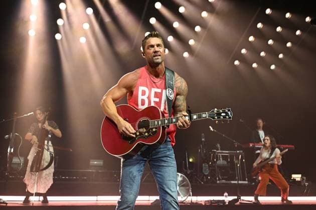 Brett Young performing at Eventim Apollo in London LONDON, ENGLAND - NOVEMBER 06: Brett Young performing at Eventim Apollo on November 06, 2025 in London, England. CAP MAR MAR Great Britain Copyright: xMartinxHarris CapitalxPicturesx