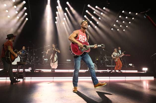 Brett Young performing at Eventim Apollo in London LONDON, ENGLAND - NOVEMBER 06: Brett Young performing at Eventim Apollo on November 06, 2025 in London, England. CAP MAR MAR Great Britain Copyright: xMartinxHarris CapitalxPicturesx