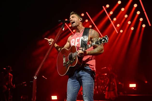 Brett Young performing at Eventim Apollo in London LONDON, ENGLAND - NOVEMBER 06: Brett Young performing at Eventim Apollo on November 06, 2025 in London, England. CAP MAR MAR Great Britain Copyright: xMartinxHarris CapitalxPicturesx