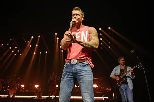 Brett Young performing at Eventim Apollo in London LONDON, ENGLAND - NOVEMBER 06: Brett Young performing at Eventim Apollo on November 06, 2025 in London, England. CAP MAR MAR Great Britain Copyright: xMartinxHarris CapitalxPicturesx