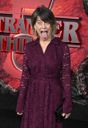˜Stranger Things 5™ World Premiere Linda Hamilton arriving to the Stranger Things 5™ world premiere held at the TCL Chinese Theatre on November 6, 2025 in Hollywood, Ca. Hollywood TCL Chinese Theatre California USA Copyright: xLISAxOConnor xAFF-USA.COMx