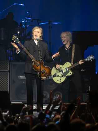November 6, 2025, Nashville, Tennessee, USA: November 6, 2025: Paul McCartney performs in Nashville on at The Pinnacle as part of his Got Back 2025 tour. The concert featured music from The Beatles, Wings, and his solo career. Nashville USA - ZUMAh234 20251106_zsp_h234_002 Copyright: xMarkxEdwardxHarrisx