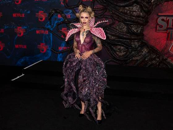 November 6, 2025, West Hollywood, California, USA: SNITCHERY ELEANOR BARNES attends the Los Angeles red carpet premiere of Netflix s Stranger Things Season 5. attends the Los Angeles red carpet premiere of Netflix s Stranger Things Season 5 West Hollywood USA - ZUMAb173 20251106_aap_b173_005 Copyright: xBillyxBennightx