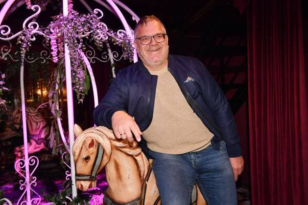 Elton at the Teatro Secret Garden premiere on 6 11 2025 at the Spiegelpalast in Munich Teatro Dinnershow Secret Garden Gala Premiere 2025 in Munich
