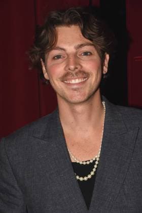 Niklas Mosch Actor Muenchen 06 11 2025 Messe Muenchen Ost de Gasperi Bogen HULLIS Spiegelzelt Comedy Dinner Show Host Richard Matthes, Sven Pawlitschko and the whole of HULLIS Foto Muenchen