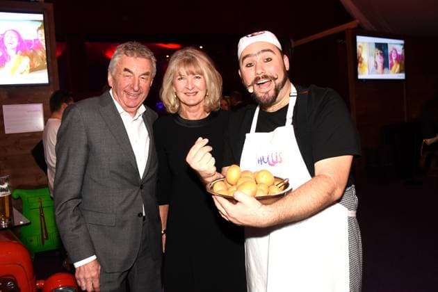 Hans Ina Haas Star chef with Hullis Showkuenstler Bruno Torben Frey Munich 06 11 2025 Messe Muenchen Ost de Gasperi Bogen HULLIS Spiegelzelt Comedy Dinner Show Host Richard Matthes, Sven Pawlitschko and the whole of HULLIS Foto Muenchen