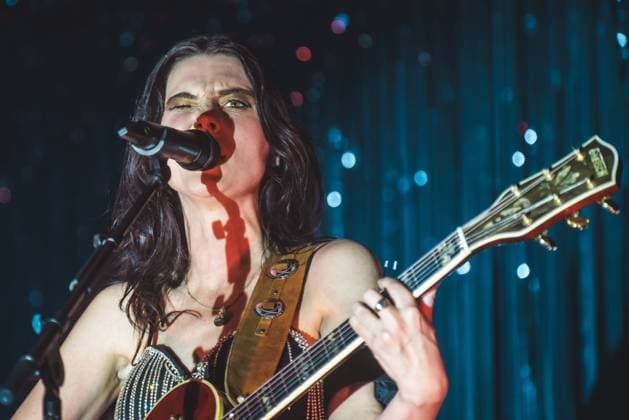 Wolf Alice live in Copenhagen, DenmarK Copenhagen, Denmark. 06th, November 2025. The British alternative rock band Wolf Alice performs a live concert at KB Hallen at Frederiksberg, Copenhagen. Here singer and musician Ellie Rowsell is seen live on stage. Denmark, Copenhagen  Copyright: xGonzalesxPhoto PeterxTroestx
