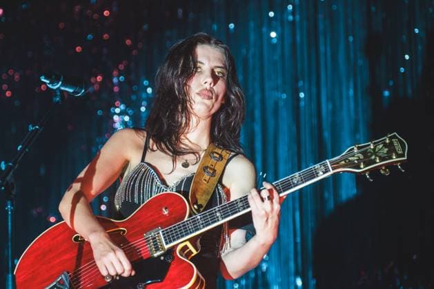 Wolf Alice live in Copenhagen, DenmarK Copenhagen, Denmark. 06th, November 2025. The British alternative rock band Wolf Alice performs a live concert at KB Hallen at Frederiksberg, Copenhagen. Here singer and musician Ellie Rowsell is seen live on stage. Denmark, Copenhagen  Copyright: xGonzalesxPhoto PeterxTroestx