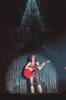 Wolf Alice live in Copenhagen, DenmarK Copenhagen, Denmark. 06th, November 2025. The British alternative rock band Wolf Alice performs a live concert at KB Hallen at Frederiksberg, Copenhagen. Here singer and musician Ellie Rowsell is seen live on stage. Denmark, Copenhagen  Copyright: xGonzalesxPhoto PeterxTroestx