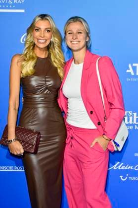 abb MtsDoubtfire Annika Gassner with Britta Heidemann on the blue carpet at the premiere Mrs Doubtfire The New Musical Hit at Capitol Theater on 06 11 2025 in Duesseldorf NRW Germany