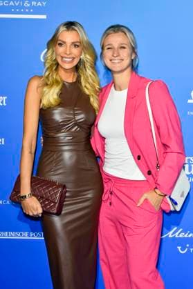 abb MtsDoubtfire Annika Gassner with Britta Heidemann on the blue carpet at the premiere Mrs Doubtfire The New Musical Hit at Capitol Theater on 06 11 2025 in Duesseldorf NRW Germany