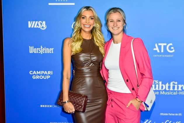 abb MtsDoubtfire Annika Gassner with Britta Heidemann on the blue carpet at the premiere Mrs Doubtfire The New Musical Hit at Capitol Theater on 06 11 2025 in Duesseldorf NRW Germany