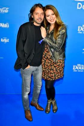 abb MtsDoubtfire Mara Bergmann, Alexander Hoffmann as guests on the blue carpet at the premiere Mrs Doubtfire The New Musical Hit at Capitol Theater on 06 11 2025 in Duesseldorf NRW Germany