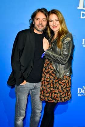 abb MtsDoubtfire Mara Bergmann, Alexander Hoffmann as guests on the blue carpet at the premiere Mrs Doubtfire The New Musical Hit at Capitol Theater on 06 11 2025 in Duesseldorf NRW Germany