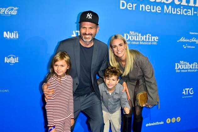 abb MtsDoubtfire Sandra Kuhn, Kristof Kuhn, Leni Kuhn, Carl Leo Kuhn as guests on the blue carpet at the premiere Mrs Doubtfire The New Musical Hit at Capitol Theater on 06 11 2025 in Duesseldorf NRW Germany