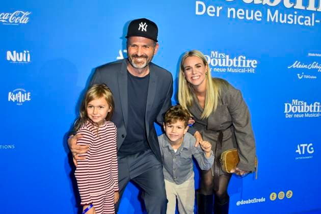 abb MtsDoubtfire Sandra Kuhn, Kristof Kuhn, Leni Kuhn, Carl Leo Kuhn as guests on the blue carpet at the premiere Mrs Doubtfire The New Musical Hit at Capitol Theater on 06 11 2025 in Duesseldorf NRW Germany