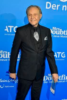 abb MtsDoubtfire Georg Preusse Mary as a guest on the blue carpet at the premiere Mrs Doubtfire The New Musical Hit at Capitol Theater on 06 11 2025 in Duesseldorf NRW Germany