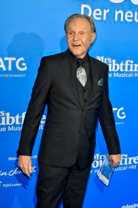 abb MtsDoubtfire Georg Preusse Mary as a guest on the blue carpet at the premiere Mrs Doubtfire The New Musical Hit at Capitol Theater on 06 11 2025 in Duesseldorf NRW Germany
