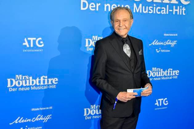 abb MtsDoubtfire Georg Preusse Mary as a guest on the blue carpet at the premiere Mrs Doubtfire The New Musical Hit at Capitol Theater on 06 11 2025 in Duesseldorf NRW Germany
