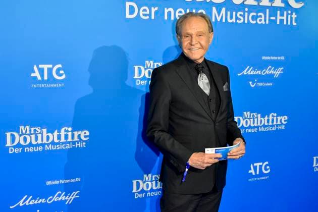 abb MtsDoubtfire Georg Preusse Mary as a guest on the blue carpet at the premiere Mrs Doubtfire The New Musical Hit at Capitol Theater on 06 11 2025 in Duesseldorf NRW Germany