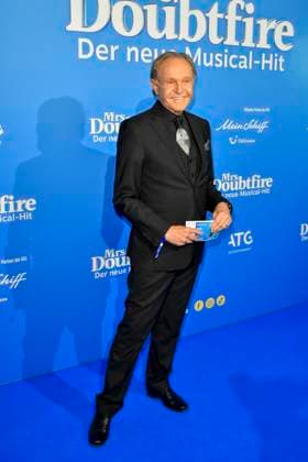 abb MtsDoubtfire Georg Preusse Mary as a guest on the blue carpet at the premiere Mrs Doubtfire The New Musical Hit at Capitol Theater on 06 11 2025 in Duesseldorf NRW Germany