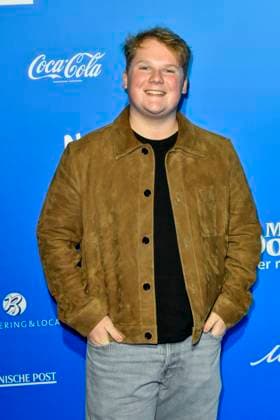 abb MtsDoubtfire Julius Weckauf actor guest on the blue carpet at the premiere Mrs Doubtfire The New Musical Hit at Capitol Theater on 06 11 2025 in Duesseldorf NRW Germany