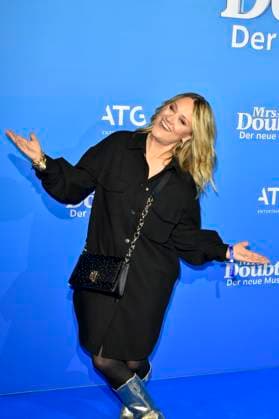 abb MtsDoubtfire Lisa Feller singer as guest on the blue carpet at the premiere Mrs Doubtfire Der Neue Musical Hit at Capitol Theater on 06 11 2025 in Duesseldorf NRW Germany