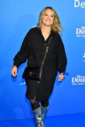 abb MtsDoubtfire Lisa Feller singer as guest on the blue carpet at the premiere Mrs Doubtfire Der Neue Musical Hit at Capitol Theater on 06 11 2025 in Duesseldorf NRW Germany