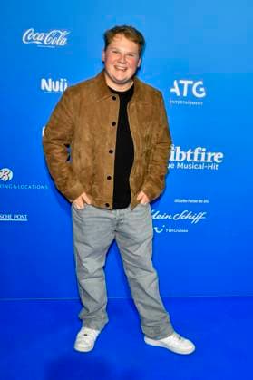 abb MtsDoubtfire Julius Weckauf actor guest on the blue carpet at the premiere Mrs Doubtfire The New Musical Hit at Capitol Theater on 06 11 2025 in Duesseldorf NRW Germany