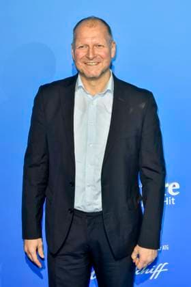 abb MtsDoubtfire Guido Renner as guest on the blue carpet at the premiere Mrs Doubtfire The New Musical Hit at Capitol Theater on 06 11 2025 in Duesseldorf NRW Germany