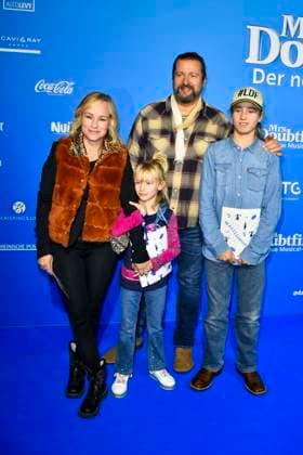 abb MtsDoubtfire Dorkas Kiefer, Sascha Hauck, Emmi Hauck, Sam Hauck family as guests on the blue carpet at the premiere Mrs Doubtfire The New Musical Hit at Capitol Theater on 06 11 2025 in Duesseldorf NRW Germany