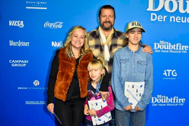 abb MtsDoubtfire Dorkas Kiefer, Sascha Hauck, Emmi Hauck, Sam Hauck family as guests on the blue carpet at the premiere Mrs Doubtfire The New Musical Hit at Capitol Theater on 06 11 2025 in Duesseldorf NRW Germany