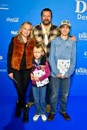 abb MtsDoubtfire Dorkas Kiefer, Sascha Hauck, Emmi Hauck, Sam Hauck family as guests on the blue carpet at the premiere Mrs Doubtfire The New Musical Hit at Capitol Theater on 06 11 2025 in Duesseldorf NRW Germany