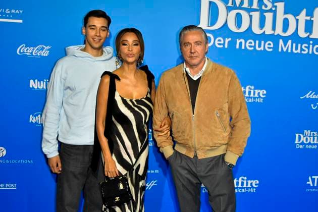abb MtsDoubtfire San Diego Verona Pooth Franjo Pooth family son father mother guest on the blue carpet at the premiere Mrs Doubtfire The New Musical Hit at Capitol Theater on 06 11 2025 in Duesseldorf NRW Germany