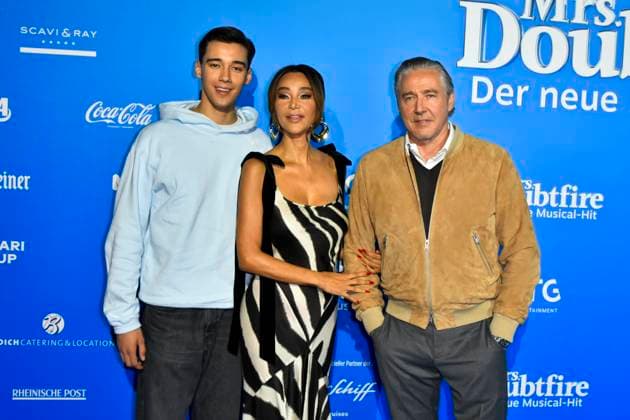 abb MtsDoubtfire San Diego Verona Pooth Franjo Pooth family son father mother guest on the blue carpet at the premiere Mrs Doubtfire The New Musical Hit at Capitol Theater on 06 11 2025 in Duesseldorf NRW Germany