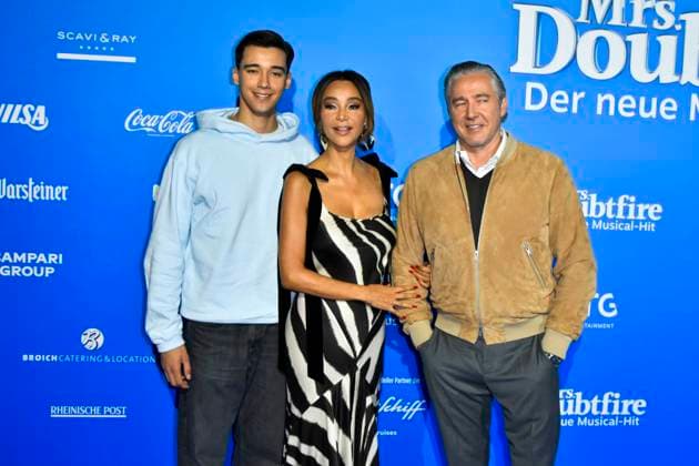 abb MtsDoubtfire San Diego Verona Pooth Franjo Pooth family son father mother guest on the blue carpet at the premiere Mrs Doubtfire The New Musical Hit at Capitol Theater on 06 11 2025 in Duesseldorf NRW Germany