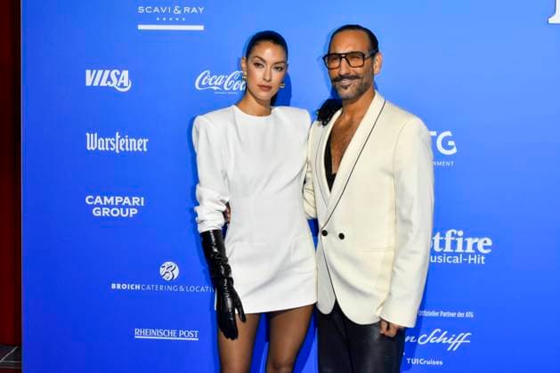 abb MtsDoubtfire Rebecca Mir with Massimo Sinato on the blue carpet at the premiere Mrs Doubtfire The New Musical Hit at Capitol Theater on 06 11 2025 in Duesseldorf NRW Germany