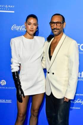 abb MtsDoubtfire Rebecca Mir with Massimo Sinato on the blue carpet at the premiere Mrs Doubtfire The New Musical Hit at Capitol Theater on 06 11 2025 in Duesseldorf NRW Germany