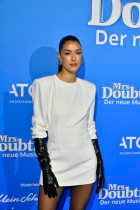 abb MtsDoubtfire Rebecca Mir as guest on the blue carpet at the premiere Mrs Doubtfire The New Musical Hit at Capitol Theater on 06 11 2025 in Duesseldorf NRW Germany