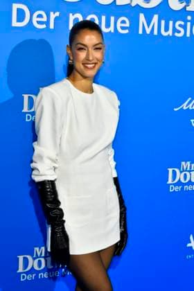 abb MtsDoubtfire Rebecca Mir as guest on the blue carpet at the premiere Mrs Doubtfire The New Musical Hit at Capitol Theater on 06 11 2025 in Duesseldorf NRW Germany