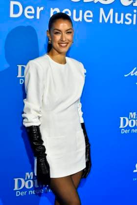 abb MtsDoubtfire Rebecca Mir as guest on the blue carpet at the premiere Mrs Doubtfire The New Musical Hit at Capitol Theater on 06 11 2025 in Duesseldorf NRW Germany